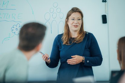 HMS-Mitarbeitende tauschen sich im Kompetenzfeld Life Science zu regulatorischen Anforderungen und aktuellen Entwicklungen der Life-Science-Branche aus.