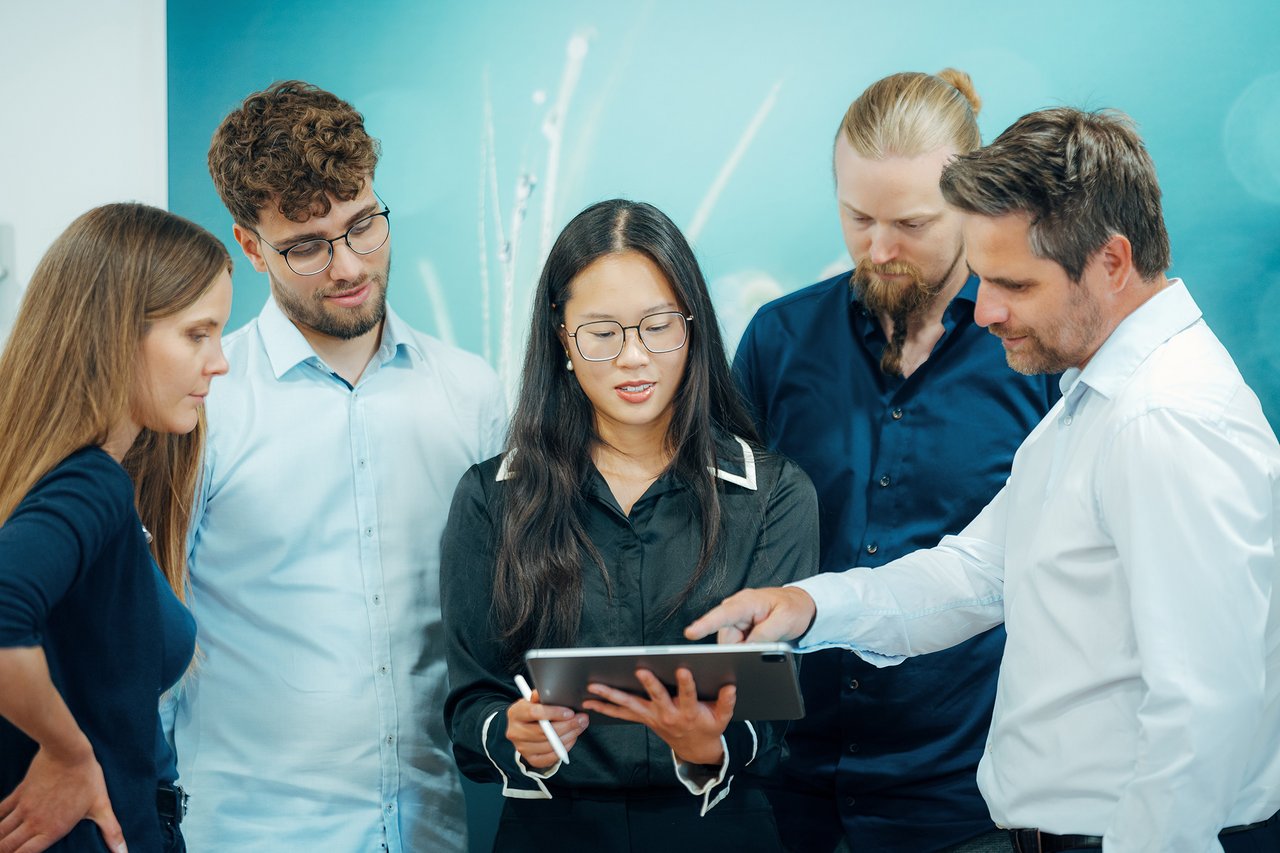 hms-fachlicher-anspruch-projektteam-workshop Ein interdisziplinäres Projektteam von HMS bespricht gemeinsam Inhalte einer Software- und Datenlösung.